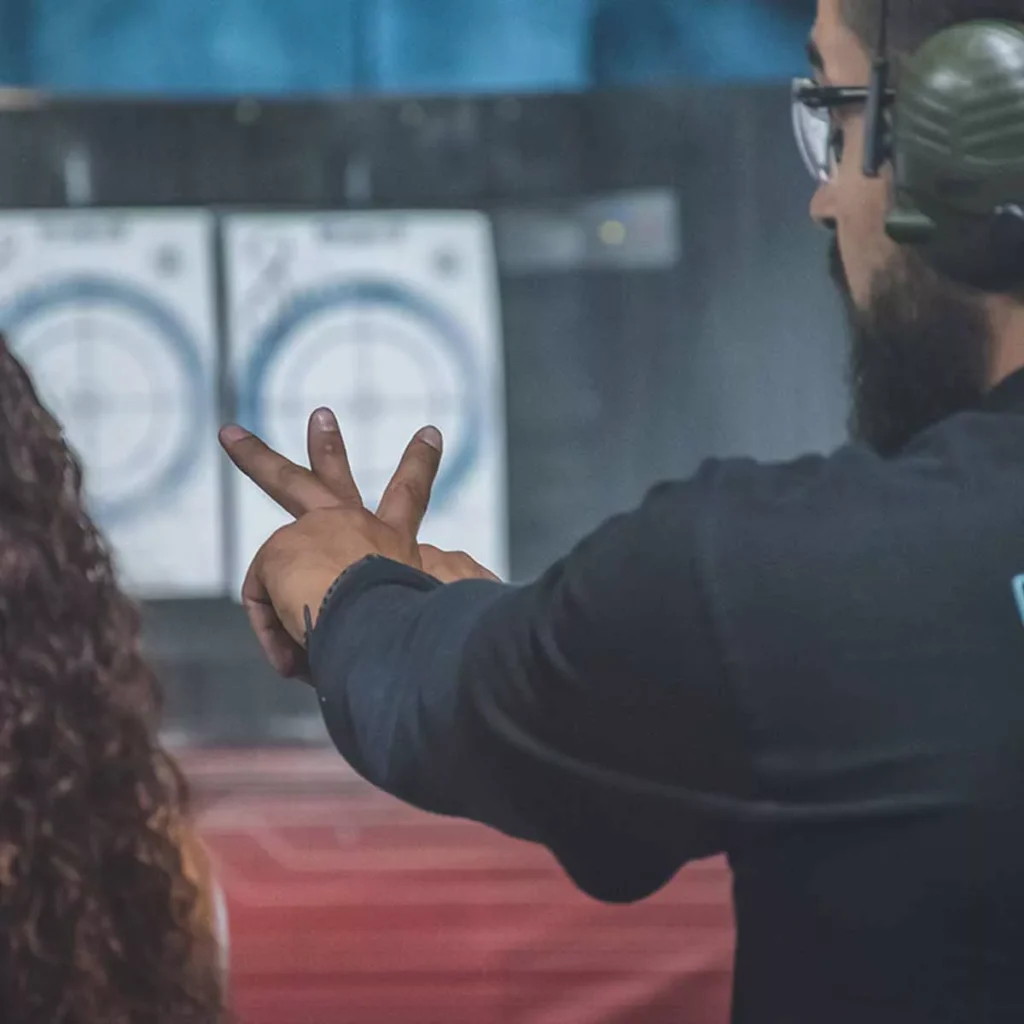 instructeur montrant la méthode de visée stand de tir budapest